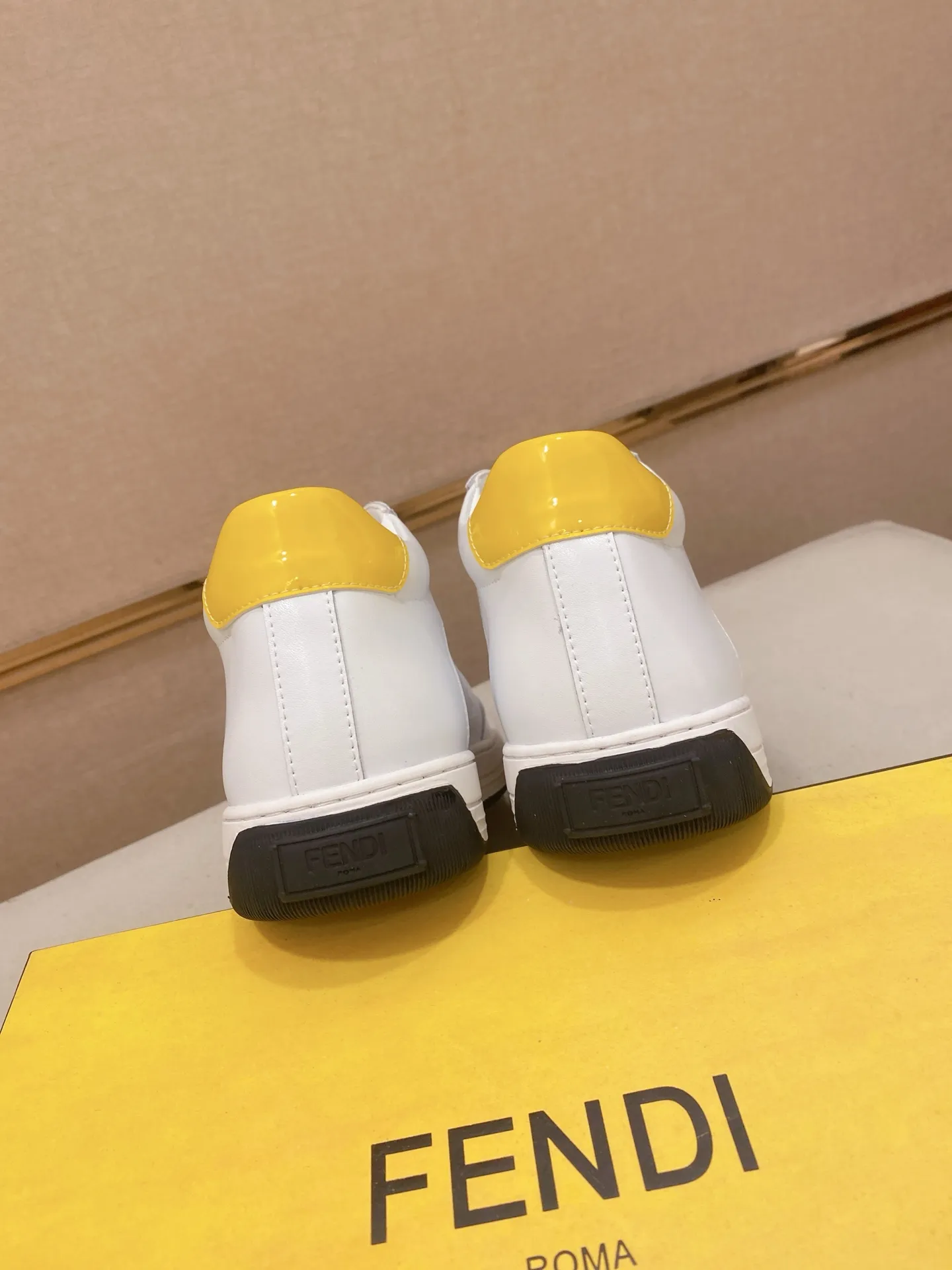 Factory price: 420💰[Fendi] Fendi’s latest men’s casual shoes! Available at counters simultaneously! A one-to-one replica of the original. All imported official website one-to-one cowhide fabric. The interior is made of top-grade sheepskin, and the original factory-supplied rubber outsole is used. Leading new fashion concepts. Matching code: 38-44. (can be customized for 45 non-refundable)